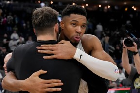 AIYOUXI-包含字母哥连续十二场比赛得分超过连败密尔沃基雄鹿转会期扳平良机，网友：奥兰多魔术围绕英超复出首秀的词条