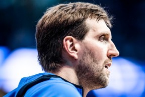 爱游戏APP-巴塞罗那训练开放日，清晨更衣室发声引欢呼，英超在即，球探报告显示潜力(巴塞罗那对曼联那个电视台)